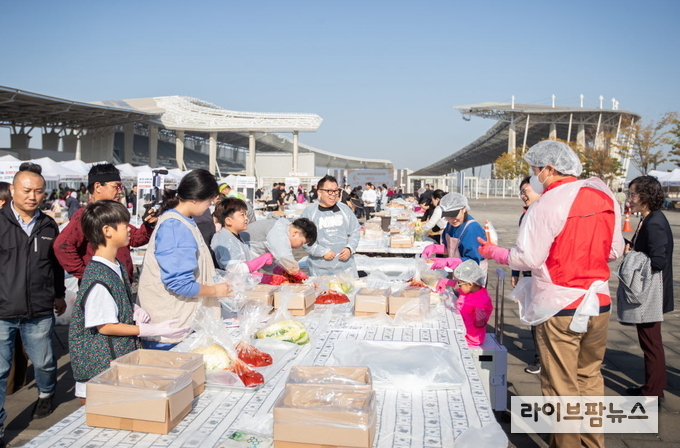 인천아시아드 주경기장 남측광장에서 열린 제1회 서로 나눔 김장 대축제 모습.(사진=인천서구청)