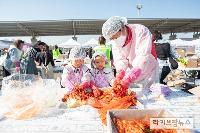 인천아시아드 주경기장 남측광장에서 열린 제1회 서로 나눔 김장 대축제 모습.(사진=인천서구청)