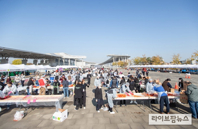 인천아시아드 주경기장 남측광장에서 열린 제1회 서로 나눔 김장 대축제 모습.(사진=인천서구청)