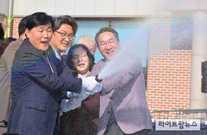 유정복 인천시장(오른쪽)이 옹진군 북도면 장봉출장소에서 열린 인천하늘수 장봉도 첫 통수 기념식에서 참석 내빈들과 통수퍼포먼스를 하고 있다.(사진=인천시)