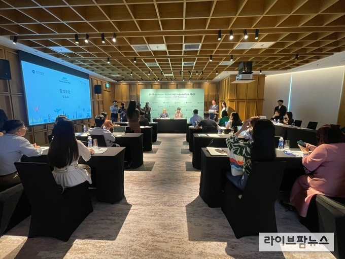 (왼쪽부터) 인천관광공사 백현 사장, 인천시 관광마이스과 명창준 팀장이 미디어 기자회견을 하고 있다.(사진=인천관광공사)