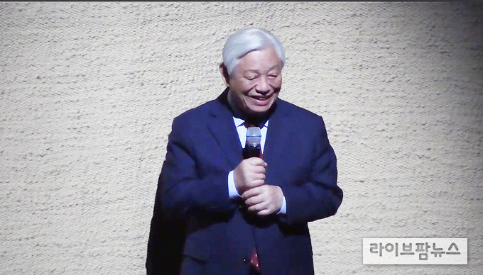 그라시아스 합창단 설립자 박옥수 목사의 성탄메시지 전달 모습.(사진=그라시아스 합장단)