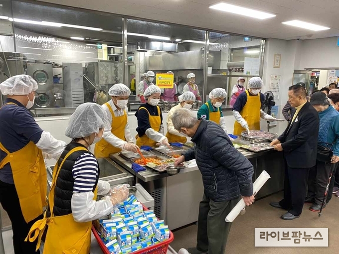 강신면 인천조달청장이 인천 중구노인복지관을 방문해 지역사회 어르신을 위한 배식 봉사 활동에 참여했다.(사진=인천지방조달청)
