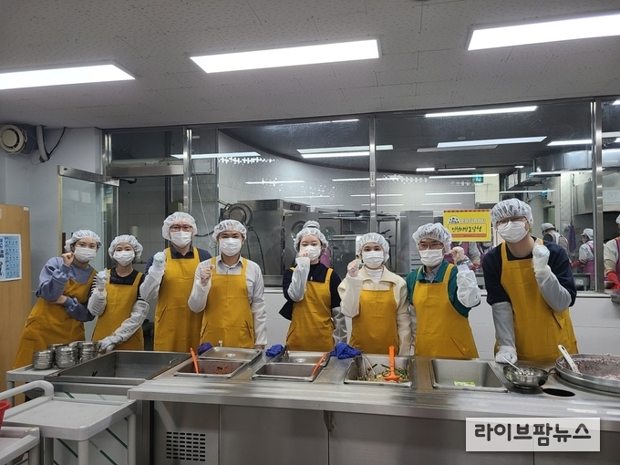 강신면 인천조달청장이 인천 중구노인복지관을 방문해 지역사회 어르신을 위한 배식 봉사 활동에 참여했다.(사진=인천지방조달청)