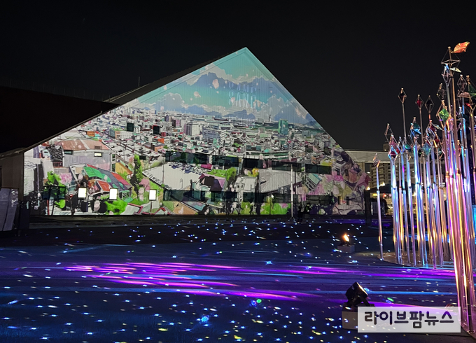 인천 상상플랫폼 야외 1883개항광장에서 열린 미디어아트 전시 1883개항의 빛.(사진=인천관광공사)
