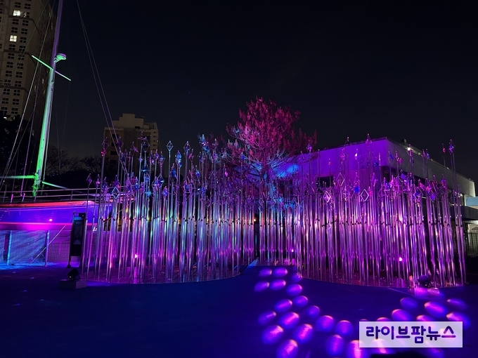 인천 상상플랫폼 야외 1883개항광장에서 열린 미디어아트 전시 1883개항의 빛.(사진=인천관광공사)