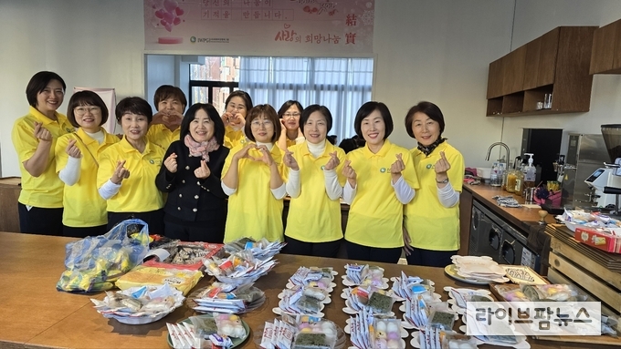 IWPG 인천지부가 부평구 너티크림 카페에서 2024 사랑의 희망나눔 '결실' 후원행사 일일카페를 준비하고 있다.(사진=IWPG 인천지부)