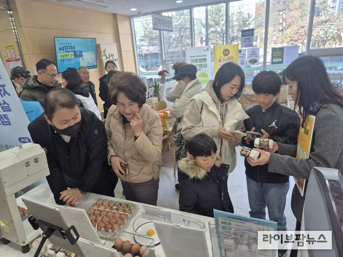 소비자 단체 협업 싱싱장터 아름점 내 등급란 홍보 행사 모습.