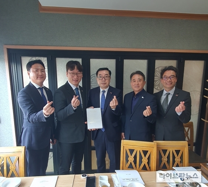 중소기업중앙회 인천지역본부가 모경종 더불어민주당 의원과 인천지역 중소기업·소상공인의 경제현안을 논의하는 시간을 진행하고 기념촬영을 하고 있다.(사진=중소기업중앙회 인천지역본부)