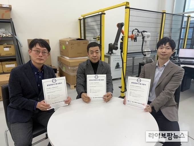 진솔루션즈 오승용 대표(왼쪽부터), 김동훈 대표, 황의담 연구소장이 이번에 획득한 ISO 품질·안전보건·환경경영시스템 인증서를 각자 들고 함께 기념촬영을 하고 있다.(사진=진솔루션즈) 