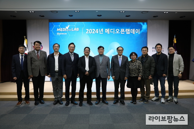 (사진 왼쪽부터) 피플바이오 강성민 대표, 대주디앤드씨 이경옥 회장, 강남세브란스 암병원 조재용 병원장, 연세대바이오헬스 기술지주 송영구 대표, 김호민 스파크랩 공동대표, 김인원 건협 회장, K-바이오랩허브사업추진단 한인석 사업단장, 이은희 건협 사무총장, 이대서울병원 순환기내과 김충기 교수, 중앙대학교 의과대학 조인성 교수, 김영성 건협 연구소장.(사진=한국건강관리협회 인천시지부)