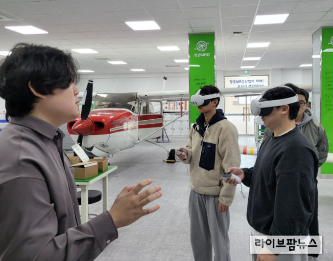 한국폴리텍대학 남인천캠퍼스 꿈드림공작소에서 XR(확장현실) 체험 콘텐츠를 체험하고 있는 모습.(사진=한국폴리텍대학 남인천캠퍼스)