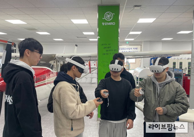 한국폴리텍대학 남인천캠퍼스 꿈드림공작소에서 XR(확장현실) 체험 콘텐츠를 체험하고 있는 모습.(사진=한국폴리텍대학 남인천캠퍼스)