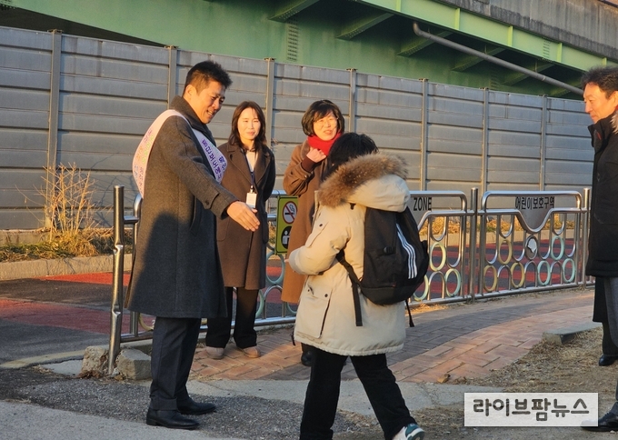 김정헌 인천중구청장(왼쪽)이 영종초등학교 금산분교 일원 통학로에서 안전한 등굣길 환경 조성을 위한 교통안전 캠페인을 하고 있다.(사진=인천중구)