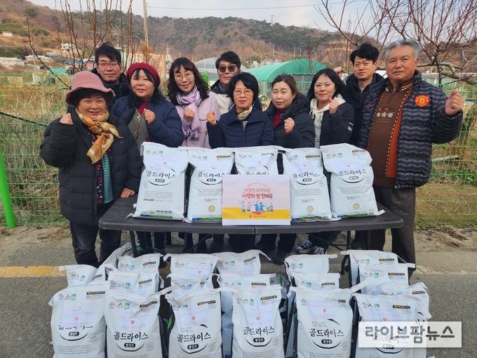 자월면 주민자치회가 자월면에 거주하는 차상위 계층과 기초수급자(의료, 생계)등 자월면 취약계층에 쌀을 기탁했다.(사진=인천옹진군)