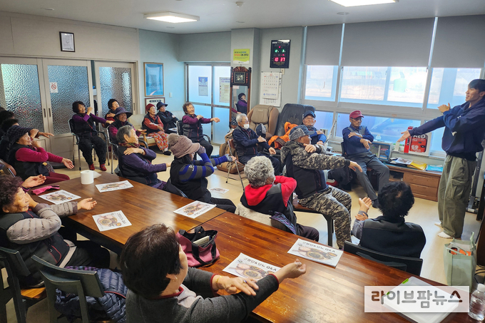 옹진군이 지역 내 경로당을 대상으로 동절기 경로당 건강교실을 진행하고 있다.(사진=인천옹진군)