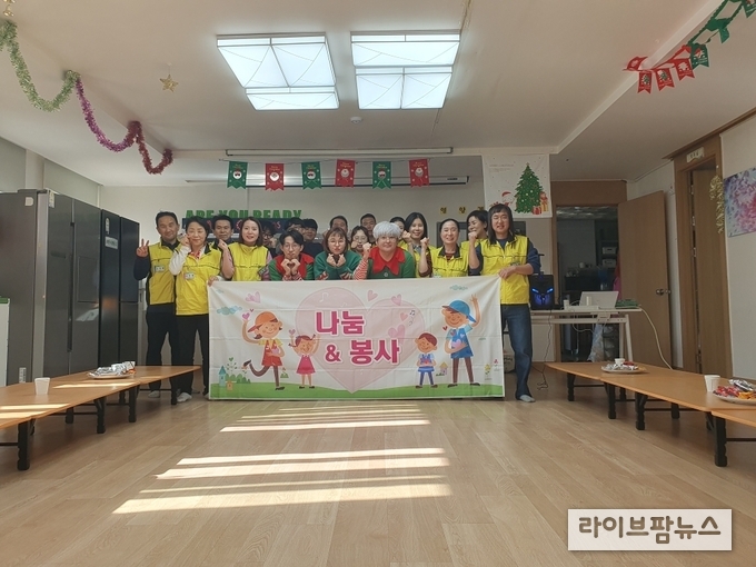 SBS 공채 개그맨 권혁진과 개그우먼 출신 윤효동, KBS 공채 개그맨 출신 정진영, 그리고 나눔&봉사 안민영 단장과 단원들이 명륜보육원에서 봉사활동을 펼친 후 기념촬영을 하고 있다.