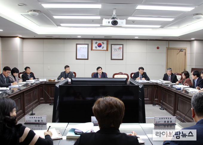 옹진군이 문경복 군수 주재로 긴급 간부회의를 진행하고 있다.(사진=인천옹진군)