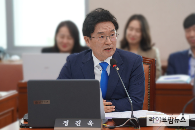 더불어민주당 정진욱 국회의원.