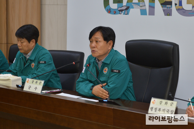 박용철 강화군수가 윤석열 대통령 탄핵소추안이 14일 국회 본회의를 통과함에 따라 즉시 긴급 간부회의를 개최했다.(사진=인천강화군)