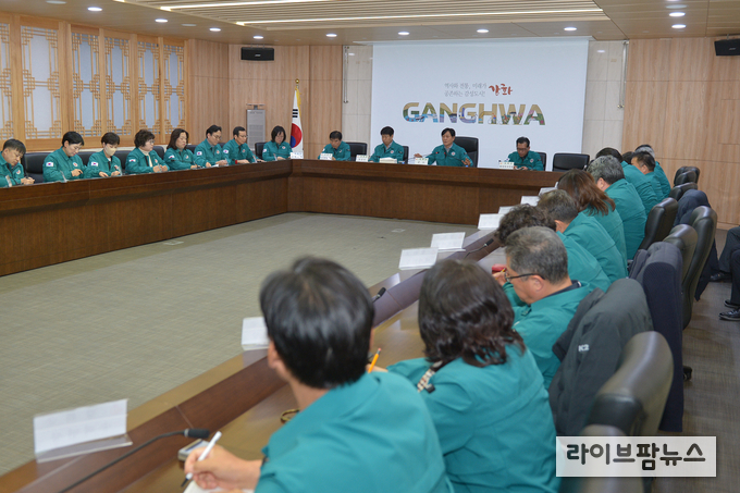 박용철 강화군수가 윤석열 대통령 탄핵소추안이 14일 국회 본회의를 통과함에 따라 즉시 긴급 간부회의를 개최했다.(사진=인천강화군)