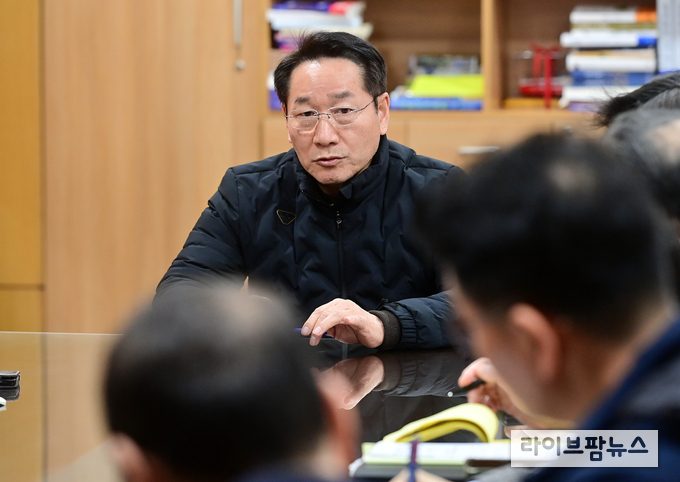 유정복 인천시장이 14일 시청 집무실에서 대통령 탄핵소추안 가결에 따른 간부회의를 하고 있다.(사진=인천시)