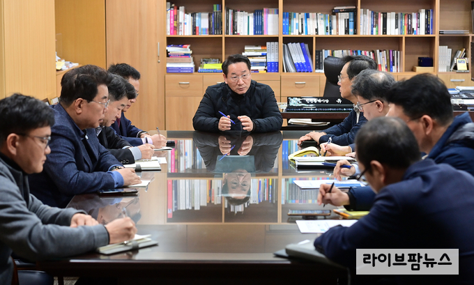 유정복 인천시장(가운데)이 14일 시청 집무실에서 대통령 탄핵소추안 가결에 따른 간부회의를 하고 있다.(사진=인천시)