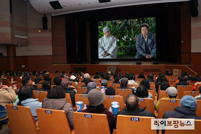 한국남동발전(주) 영흥발전본부가 발전소주변지역 지원사업의 일환으로 에너지파크 하모니홀에서 영흥면 주민들을 위해 최신영화 ‘대가족’(상영일 동시개봉)을 상영했다.(사진=영흥본부)