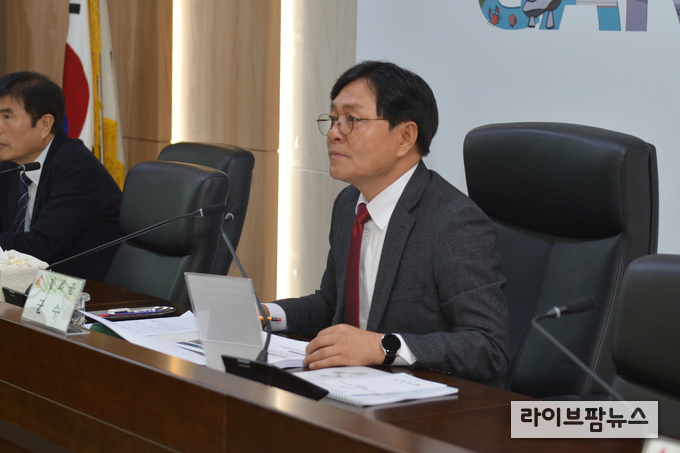 박용철 강화군수가 공약사항 세부실천계획 보고회를 주재하고 있다.(사진=인천강화군)