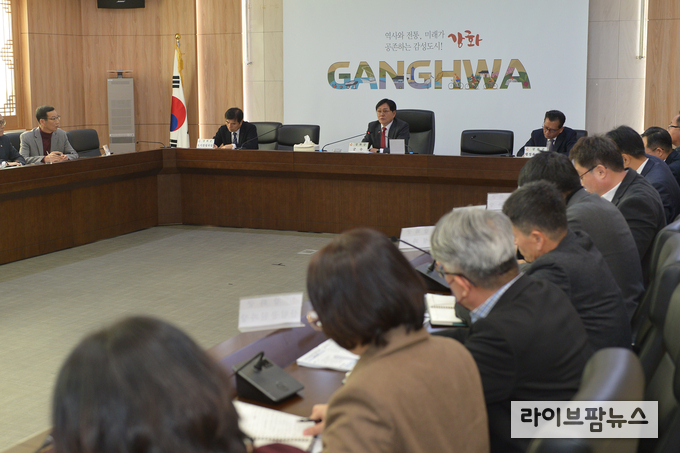 박용철 강화군수가 공약사항 세부실천계획 보고회를 주재하고 있다.(사진=인천강화군)