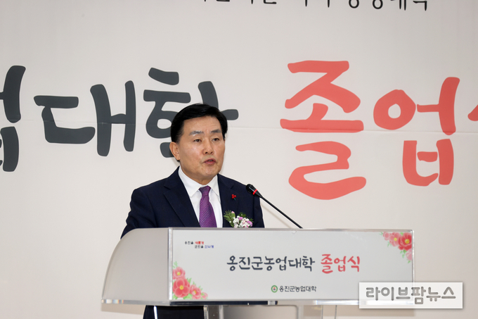 문경복 옹진군수가 옹진군 농업기술센터 대강당에서 열린 옹진군농업대학 제9기 졸업식에 참석해 인사말을 하고 있다.(사진=인천옹진군)