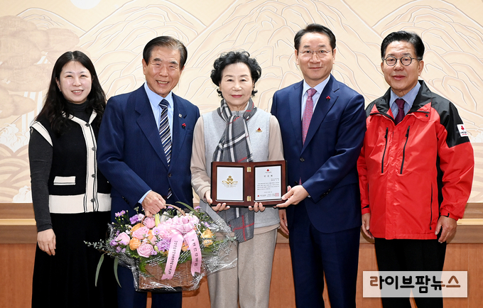 유정복 인천시장(왼쪽에서 네번째)이 시청 접견실에서 최근미 인천 185호 아너 소사이어티(왼쪽에서 세번째)에게 인증패를 수여한 뒤 기념촬영을 하고 있다.(사진=인천시)