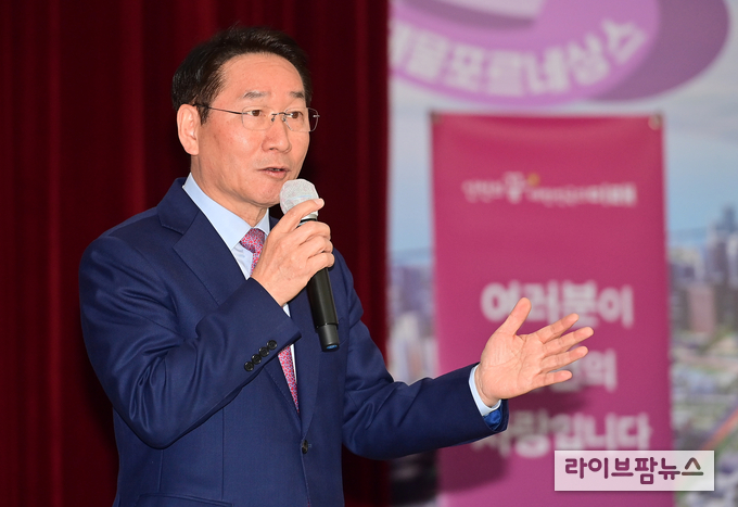유정복 인천시장이 시청 대회의실에서 열린 올해 4분기 모범선행시민 표창 수여식에서 축사를 하고 있다.(사진=인천시)