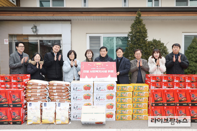 옹진군이 따뜻한 감동복지 실현을 위한 사회복지시설 연말 위문을 진행하고 있다.(사진=인천옹진군)