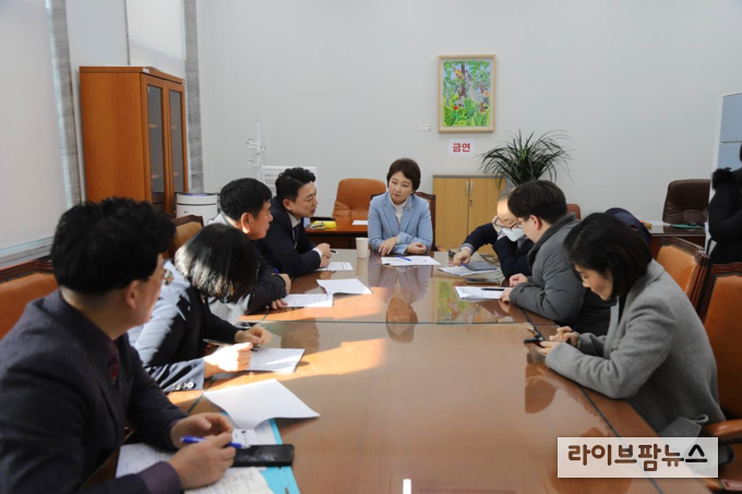 이언주 국회의원(더불어민주당 최고위원, 용인시정, 가운데)이 26일 국회 본청에서 윤진한 교통부 철도국장과 만나 구성역 복복선 사업과 동백~신봉선 사업 진행현황을 보고받고 있다.(사진=이언주의원사무실)