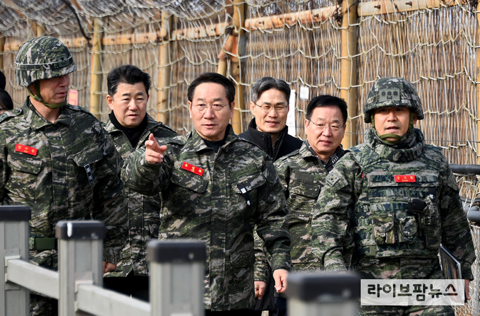 유정복 인천시장(오른쪽에서 두번째)이 1일 강화도 해병대 2사단 5여단을 방문해 접경지역 철책 도보순찰을 하며 안보상황을 점검하고 있다.(사진=인천시)