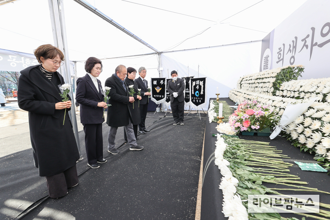 인천 동구의회 의원들이 인천시청 앞 인천애뜰 잔디광장에 마련된 합동분향소를 찾아 제주항공 여객기 사고 희생자들을 애도하고 있다.(사진=인천동구의회)