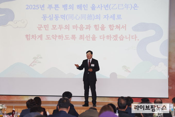문경복 인천옹진군수가 북도면을 방문해 인사말을 하고 있다.(사진=인천옹진군)
