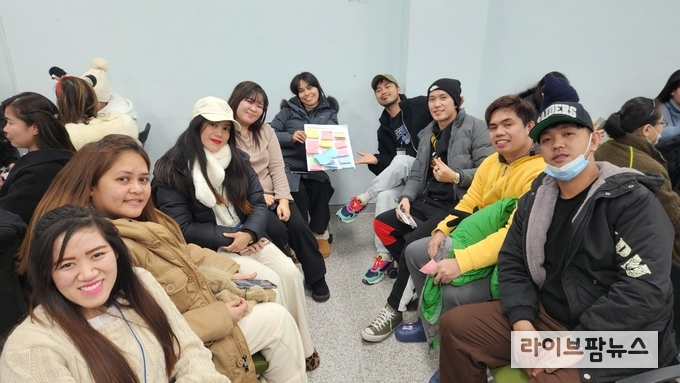 국립춘천숲체원에서 열린 인천•경기 지역 외국인 근로자와 다문화가정이 겨울캠프에 참가해 기념촬영을 하고 있다.(사진=다문화종합지원센터)