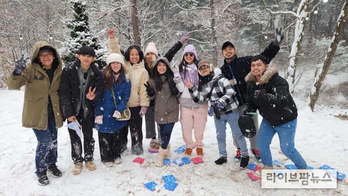 국립춘천숲체원에서 열린 인천•경기 지역 외국인 근로자와 다문화가정이 겨울캠프에 참가해 기념촬영을 하고 있다.(사진=다문화종합지원센터)