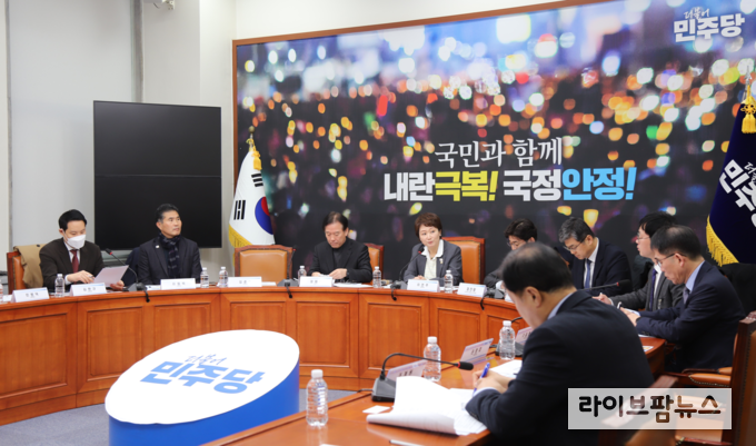 더불어민주당 경제상황점검단(단장 이언주 최고위원·왼쪽에서 네번째)이 6일 위기에 처한 석유화학산업과 철강산업에 대해 토론회를 열었다.(사진=이언주의원사무실)