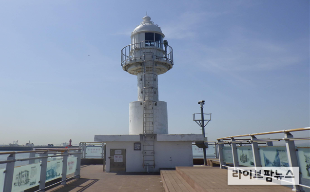 개량 예정인 인천항갑문북방파제등대 전경.(사진=인천지방해양수산청)