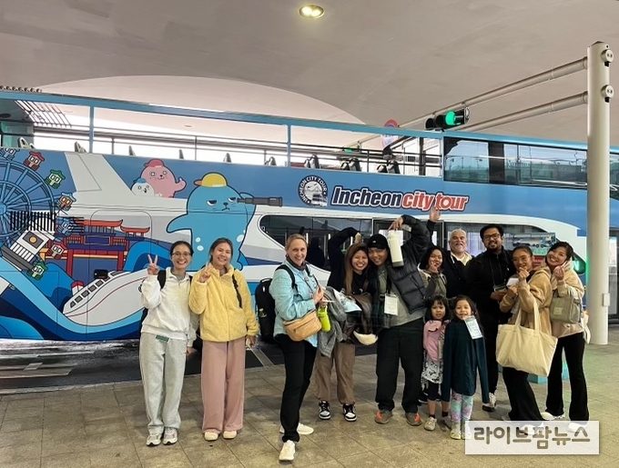인천시티투어에 탑승하는 공항 환승객 모습.(사진=인천관광공사)