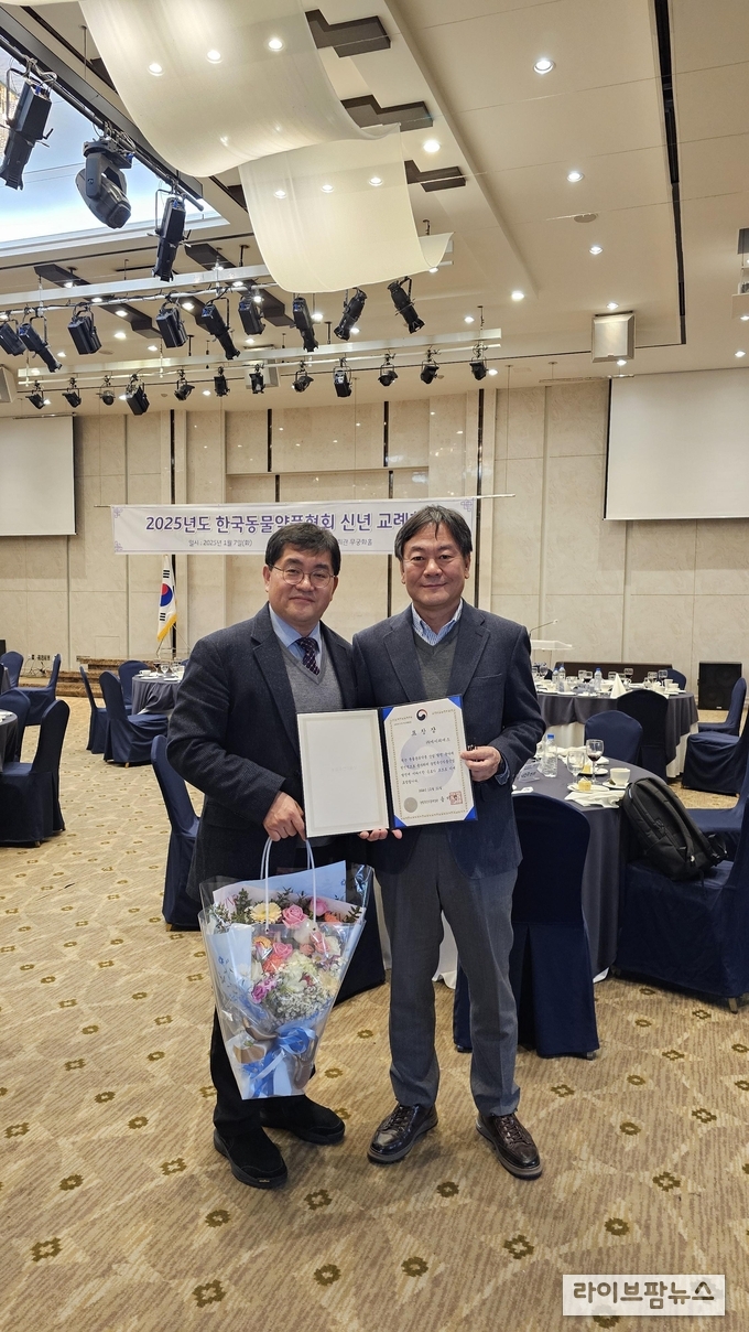 사진 오른쪽 진남섭 대표와 박종우 이사가 농림축산식품부장관 표창장을 받고 기념 사진을 찍고 있다. 