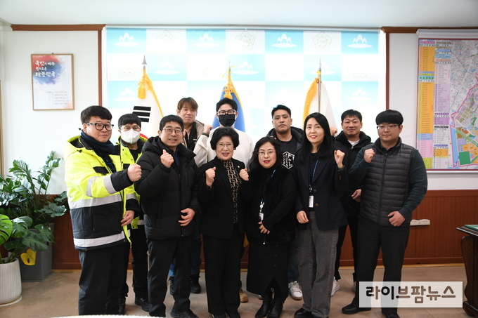 인천 미추홀구의회 의장실에서 전경애 의장(앞줄 왼쪽에서 세번째)과 미추홀구 노동조합 환경공무관, 미추홀구 자원순환과 관계자 등이 기념촬영을 하고 있다.(사진=인천미추홀구의회)