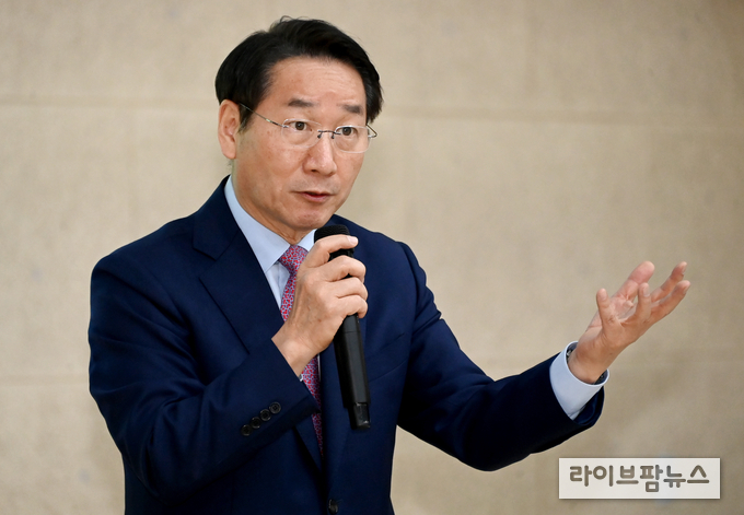 유정복 인천시장이 남동구노인복지관에서 열린 2025년 인천시 주요정책분야별 시정공유회에서 2025년 시정운영 방향을 설명하고 있다.(사진=인천시)