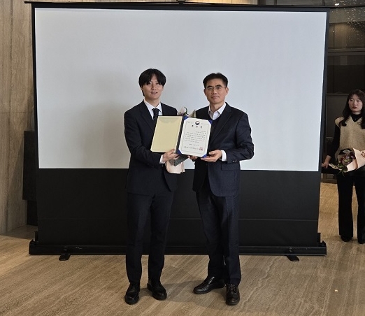 한강식품이 지난해 12월 23일 열린 '산업안전분야 상생 안전보건포럼'에서 안전 문화 우수사업장으로 선정, 고용노동부 경기지청장 표창을 수상했다. 이수원 한강식품 대리(왼)가 강운경 고용노동부 경기지청장과 수상 기념 사진을 촬영하고 있다.