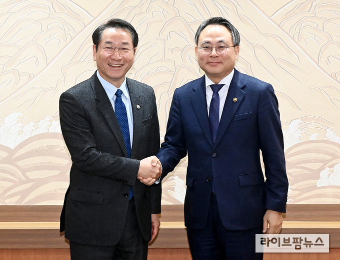 유정복 인천시장(왼쪽)이 시청 접견실에서 고기동 행정안전부 장관 직무대행과 접견을 마친 뒤 기념촬영을 하고 있다.(사진=인천시)