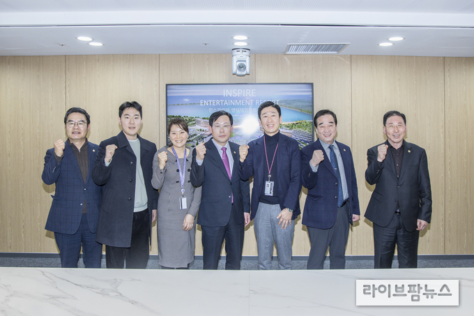 인천중구의회가 영종국제도시에 위치한 인스파이어 엔터테인먼트 리조트를 방문해 간담회를 진행하고 기념촬영을 하고 있다.(사진=인천중구의회)