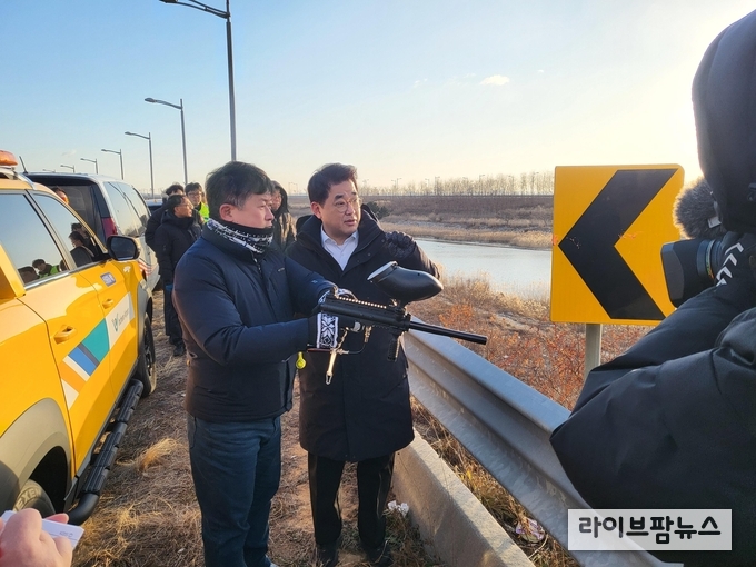 배준영 국회의원(오른쪽)이 무안 제주항공 사고와 관련해 직접 인천공항 주변 환경을 점검하고 안전 예방활동을 하고 있다.(사진=배준영의원사무실)